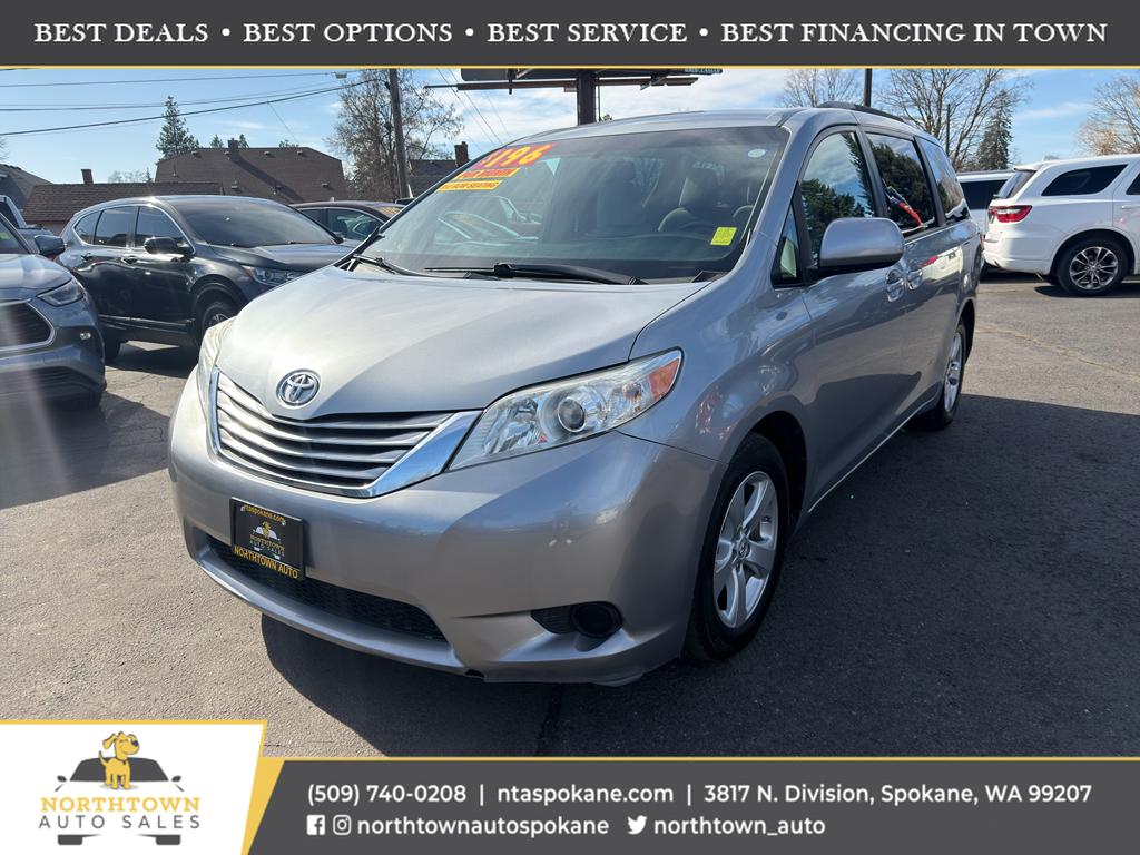 2016 Toyota Sienna XLE 7-Passenger Auto Access Seat