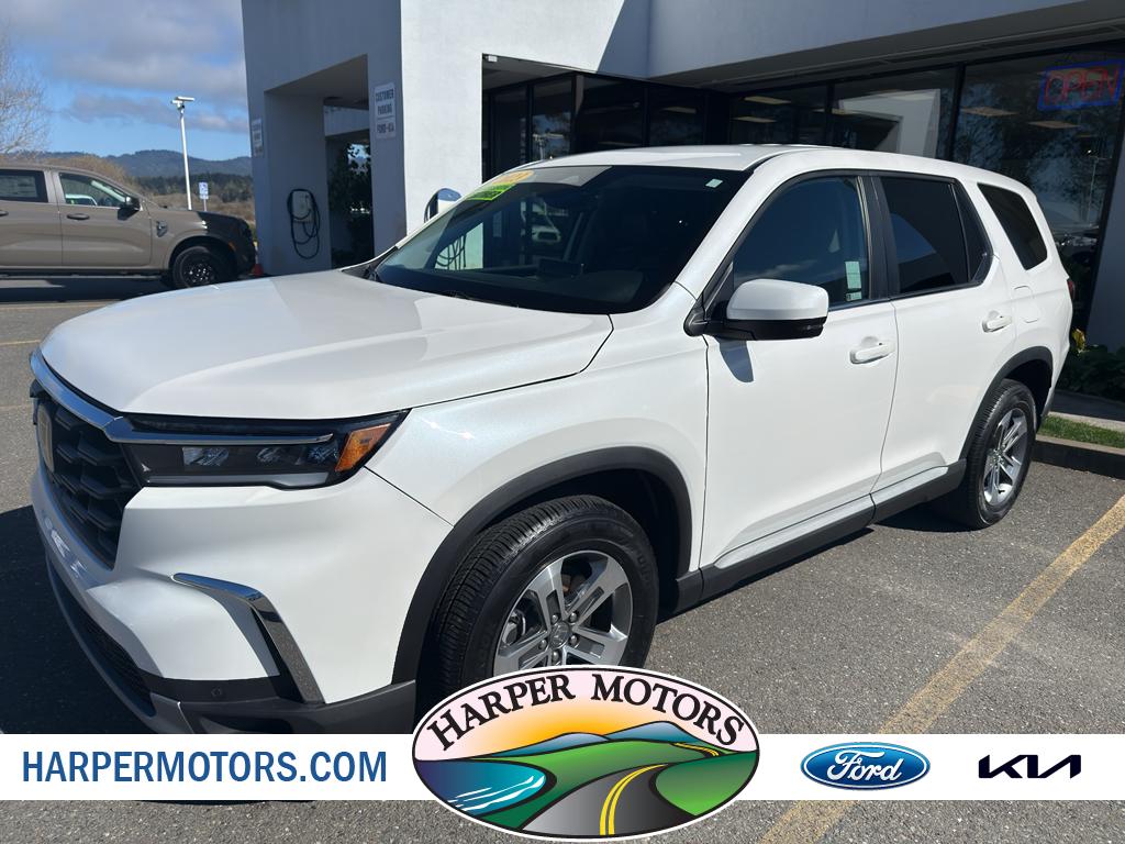 2023 Honda Pilot EX-L FWD with Captains Chairs