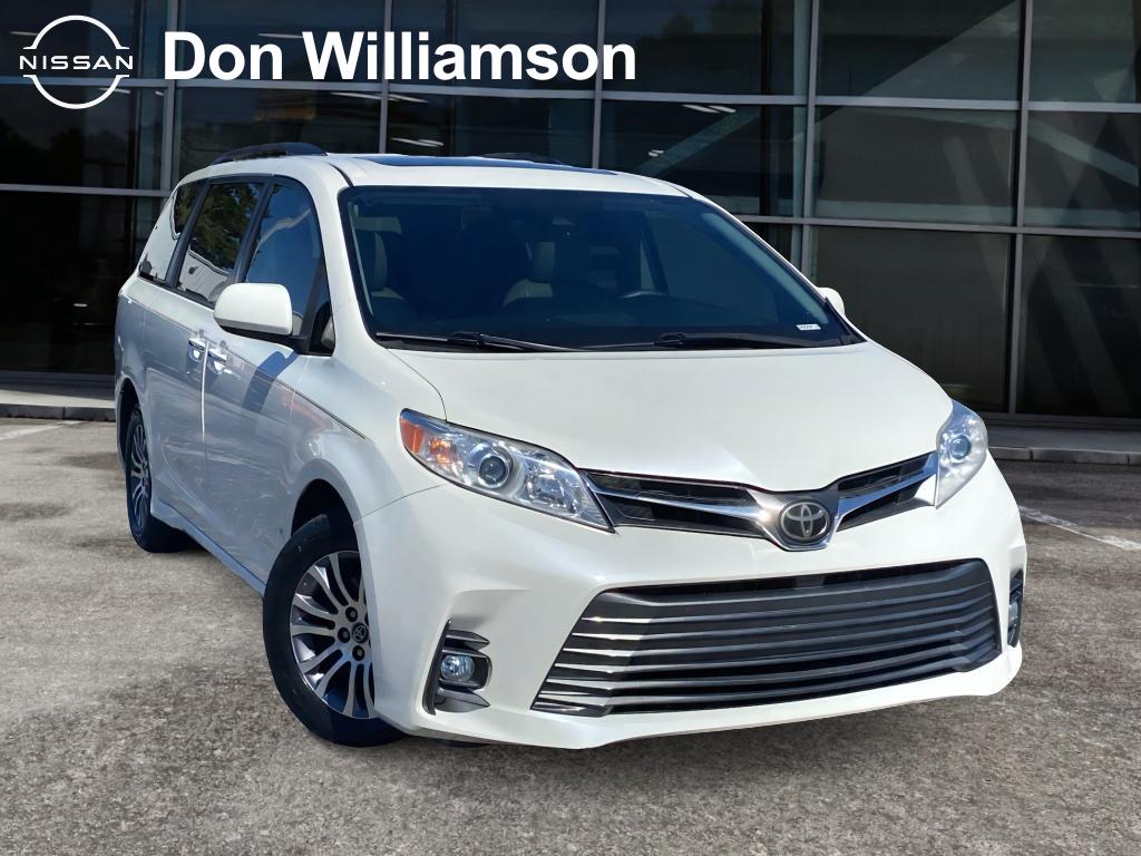 White (Blizzard Pearl) 2018 Toyota Sienna XLE 7-Passenger FWD with Auto-Access Seat Minivan Front-Wheel Drive 8-Speed Automatic