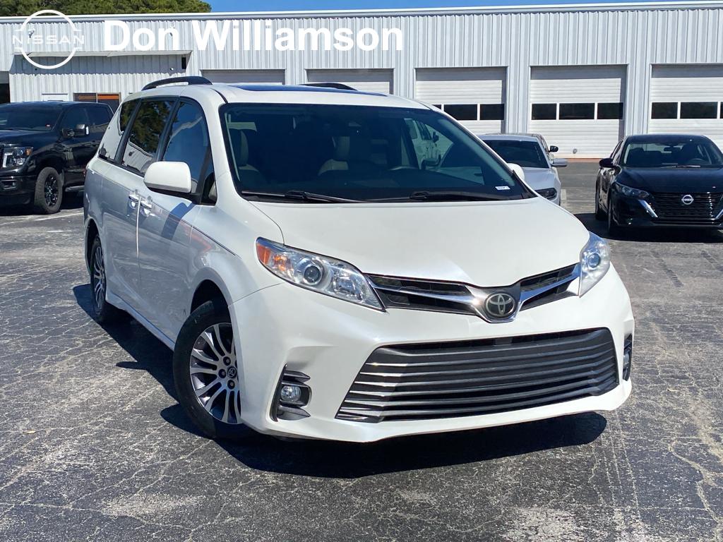 White (Blizzard Pearl) 2018 Toyota Sienna XLE 7-Passenger FWD with Auto-Access Seat Minivan Front-Wheel Drive 8-Speed Automatic