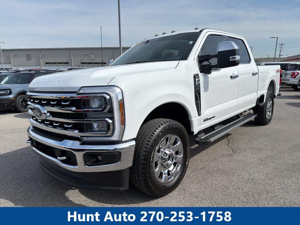 OXFORD WHITE 2024 Ford F-250 Super Duty Lariat Crew Cab 4WD Pickup Truck Four-Wheel Drive Automatic