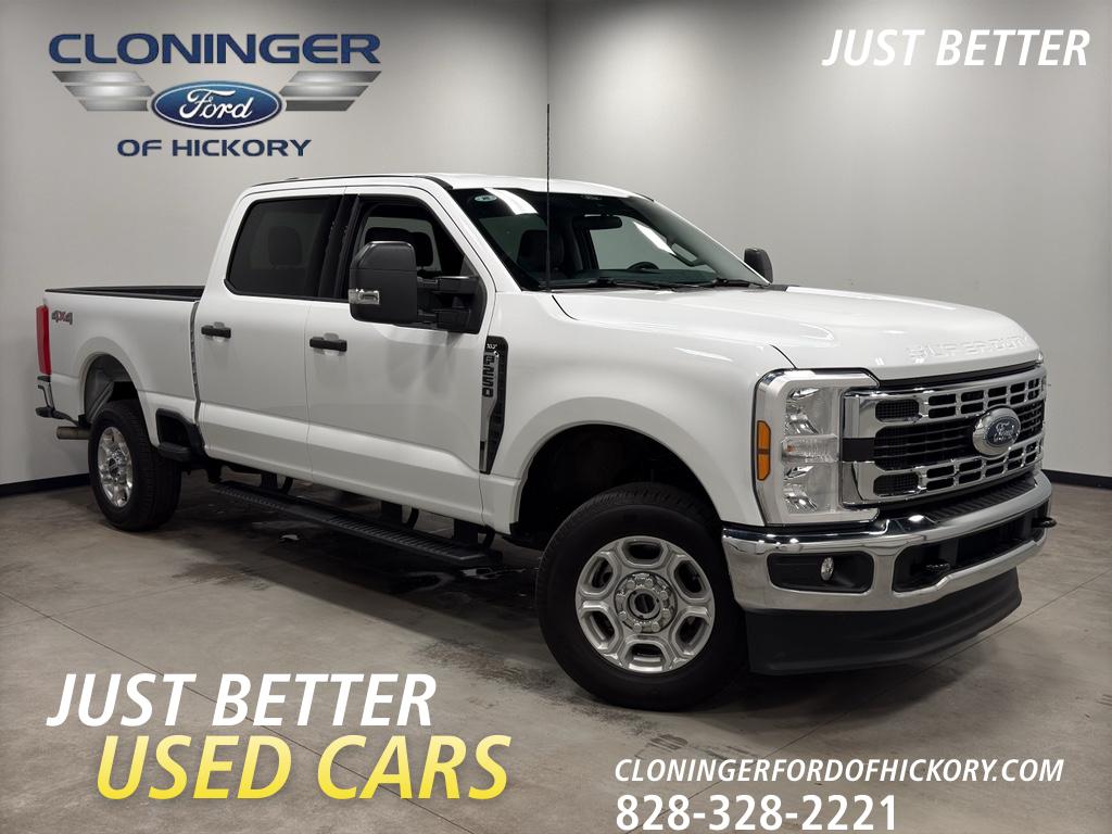 OXFORD WHITE 2025 Ford F-250 Super Duty XLT Crew Cab 4WD Pickup Truck Four-Wheel Drive Automatic