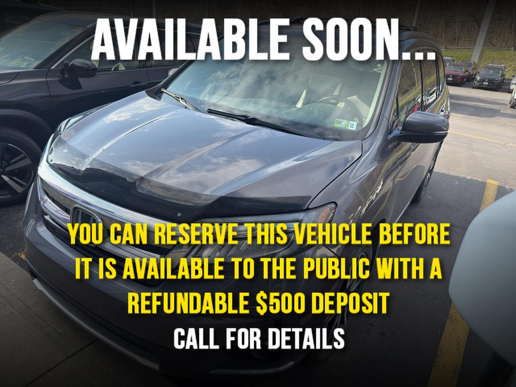 2022 Honda Pilot Touring AWD with Rear Captain's Chairs