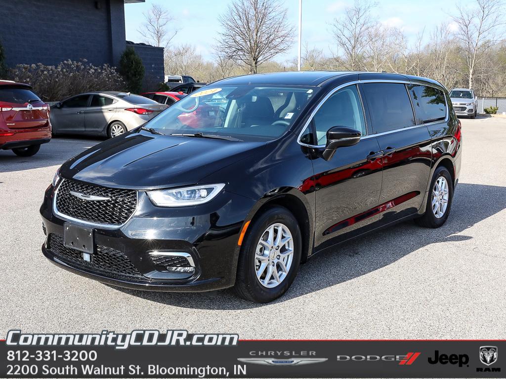 Diamond Black Crystal Pearlcoat 2024 Chrysler Pacifica Touring L FWD Minivan Front-Wheel Drive 9-Speed Automatic