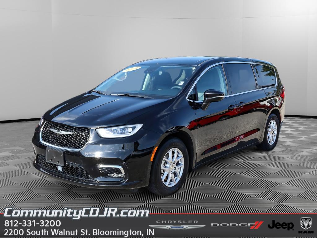 Diamond Black Crystal Pearlcoat 2024 Chrysler Pacifica Touring L FWD Minivan Front-Wheel Drive 9-Speed Automatic