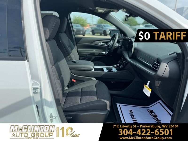 2025 Summit White Chevrolet Traverse FWD LT FWD SUV
