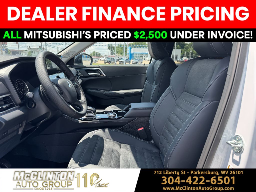 2025 White Diamond Mitsubishi Outlander Trail Edition 4X4