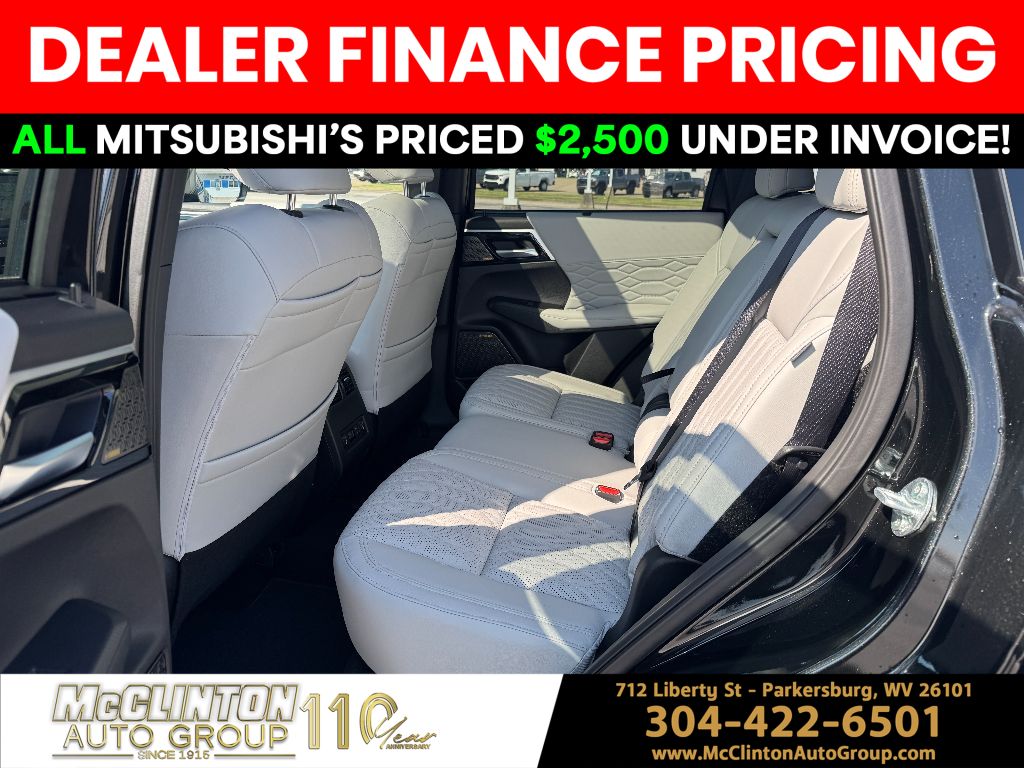 2025 Black Diamond/Alloy Silver Roof Mitsubishi Outlander Platinum Edition 4X4