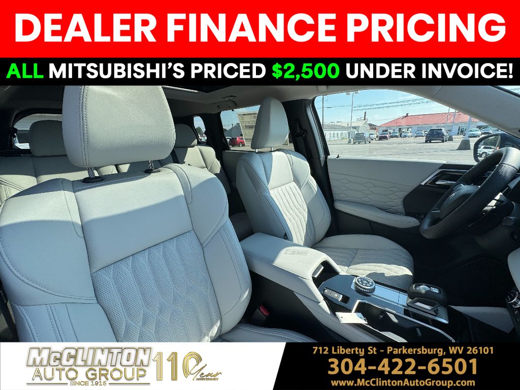 2025 Black Diamond/Alloy Silver Roof Mitsubishi Outlander Platinum Edition 4X4