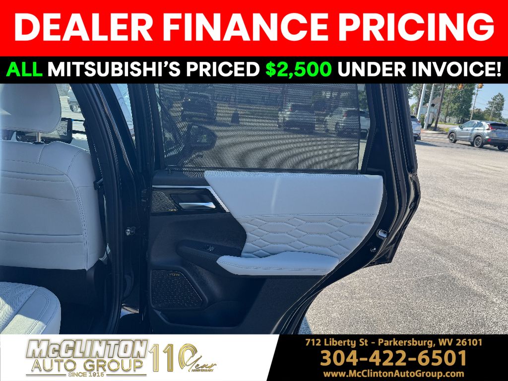 2025 Black Diamond/Alloy Silver Roof Mitsubishi Outlander Platinum Edition 4X4