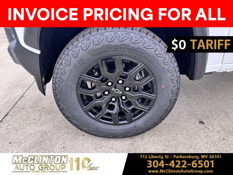 2025 Summit White Chevrolet Colorado 4WD Trail Boss 4X4 Truck