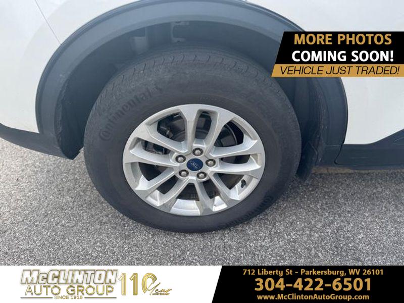 2021 Star White Metallic Tri-Coat Ford Escape SE AWD SUV